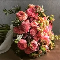 Centro floral con tonos cálidos y tropicales