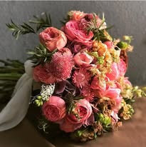 Arreglo floral colorido en base decorativa