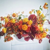 Centro de mesa colorido en evento al aire libre