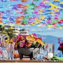 Montaje de boda en playa con flores neutras