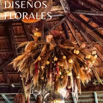 Escenografía floral iluminada para evento nocturno